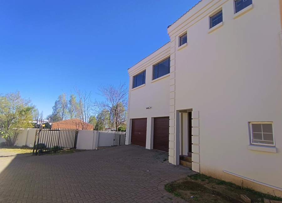 4 Bedroom Property for Sale in Langenhovenpark Free State